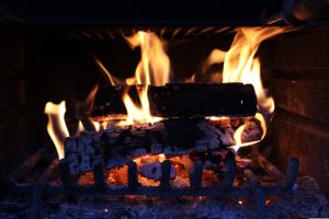 Płomień w kominku wzbudzony naturalną podpałką